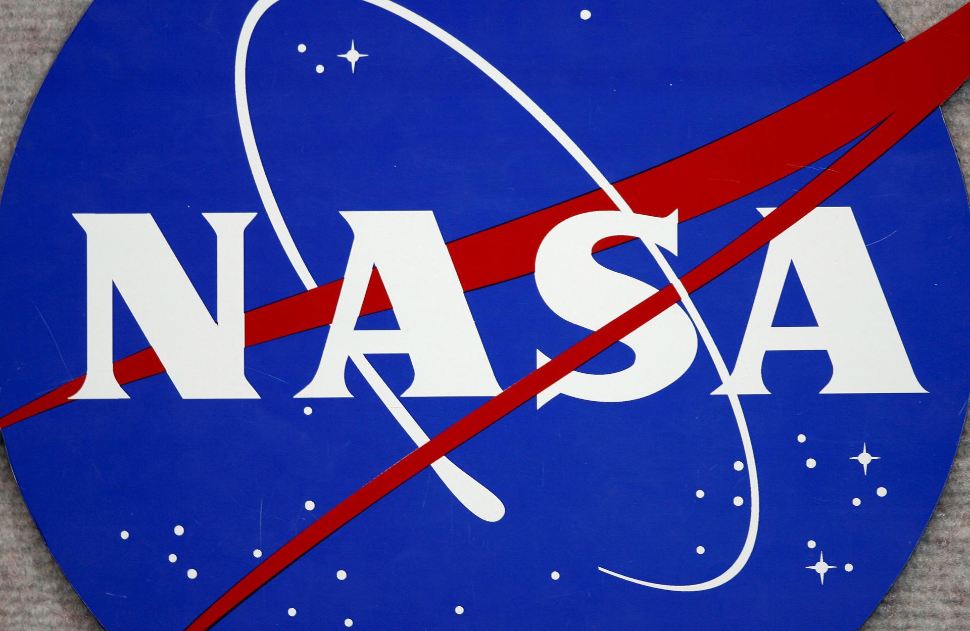 Imagen del logo de la NASA en el Centro Espacial Johnson en Houston (EE.UU.). EFE/AARON M. SPRECHER