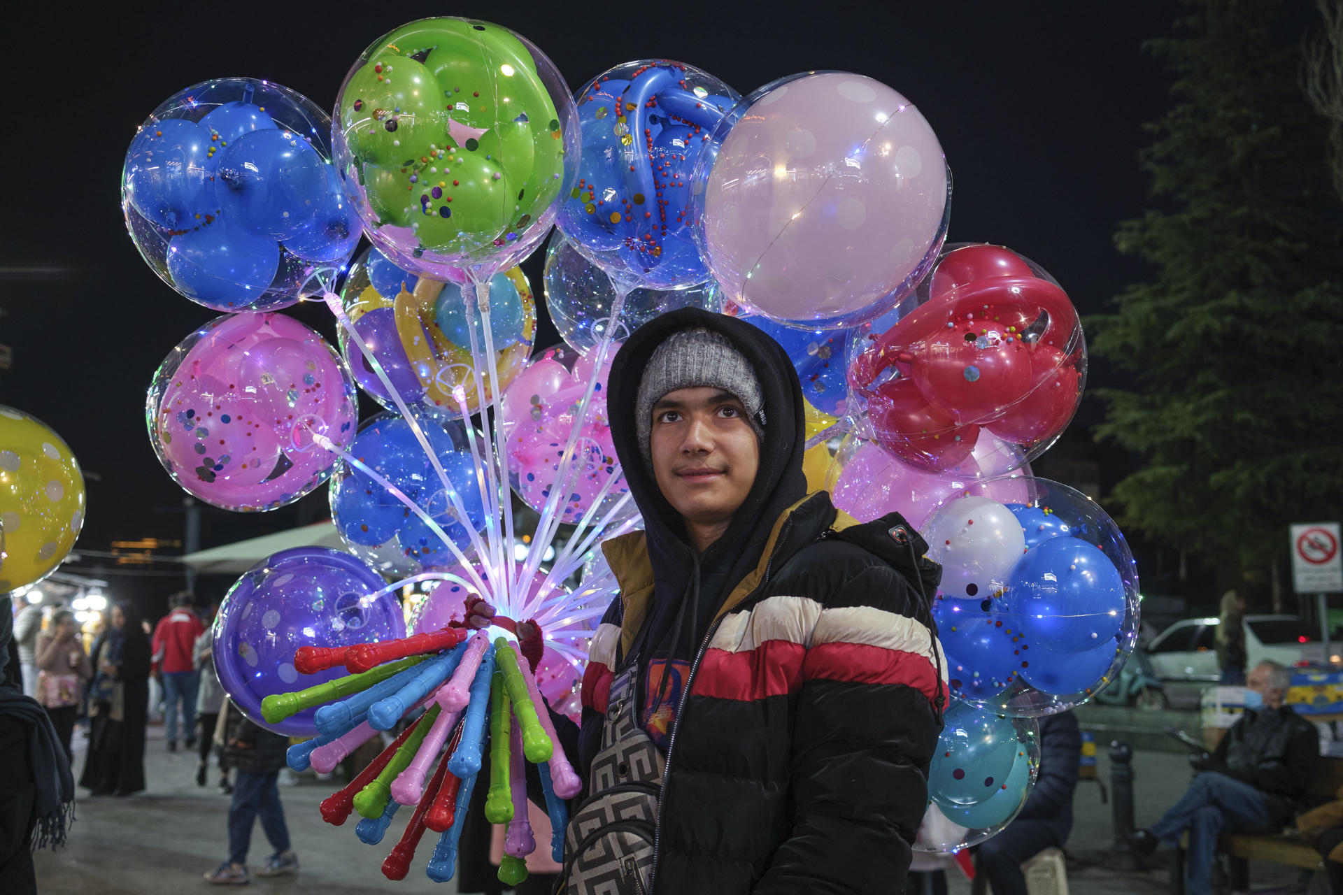 Un joven vende globos en una feria en una imagen de archivo. EFE/Jaime León