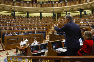 El presidente del PP, Alberto Núñez Feijóo se dirige al presidente del Gobierno, Pedro Sánchez, durante la sesión de control al Ejecutivo, este miércoles. EFE/Juan Carlos Hidalgo