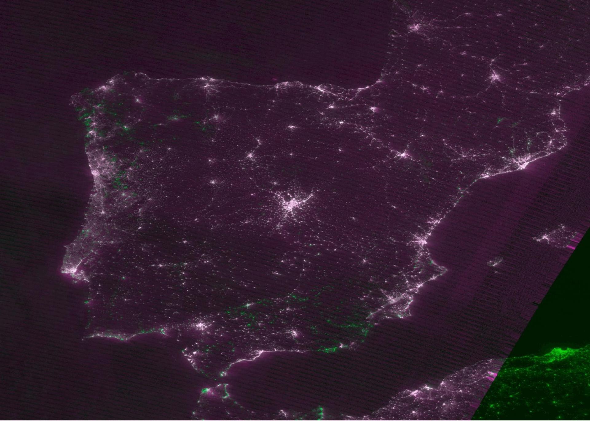 Captura de un GIF compuesto por imágenes de satélites de la NASA, que el pasado 28 de abril mostraron la extensión del apagón y rastrearon la recuperación gradual de la electricidad. Los puntos verdes en la península ibérica indican ausencia de luz, mientras que los blancos muestran áreas con suministro eléctrico estable. EFE/Crédito: NOAA/NASA (VIIRS/DNB), procesada con Black Marble.