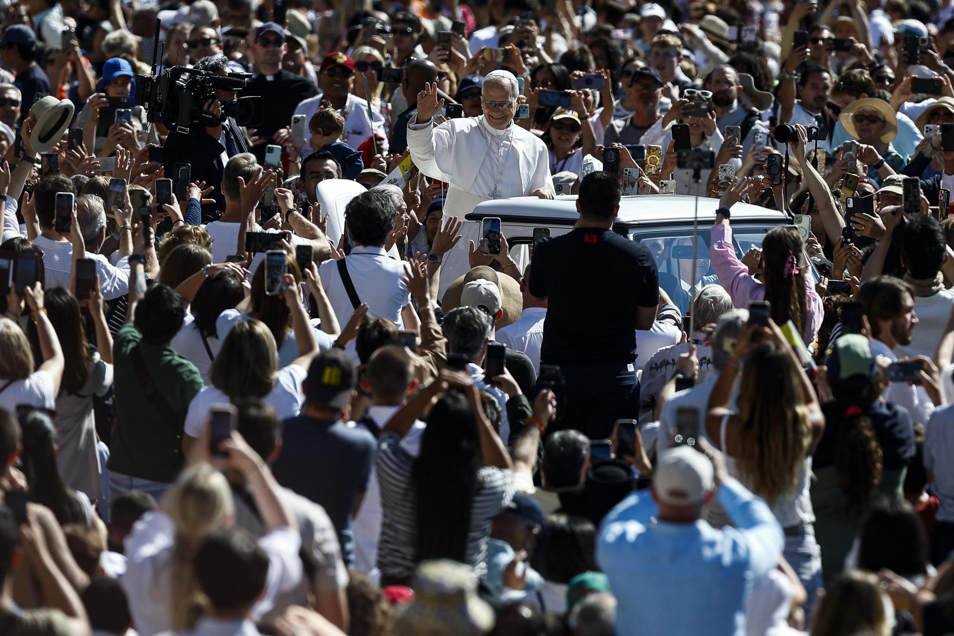 El Papa León XIV asiste a su audiencia general semanal en la Plaza de San Pedro, Ciudad del Vaticano, este miércoles.-
EFE/ Angelo Carconi