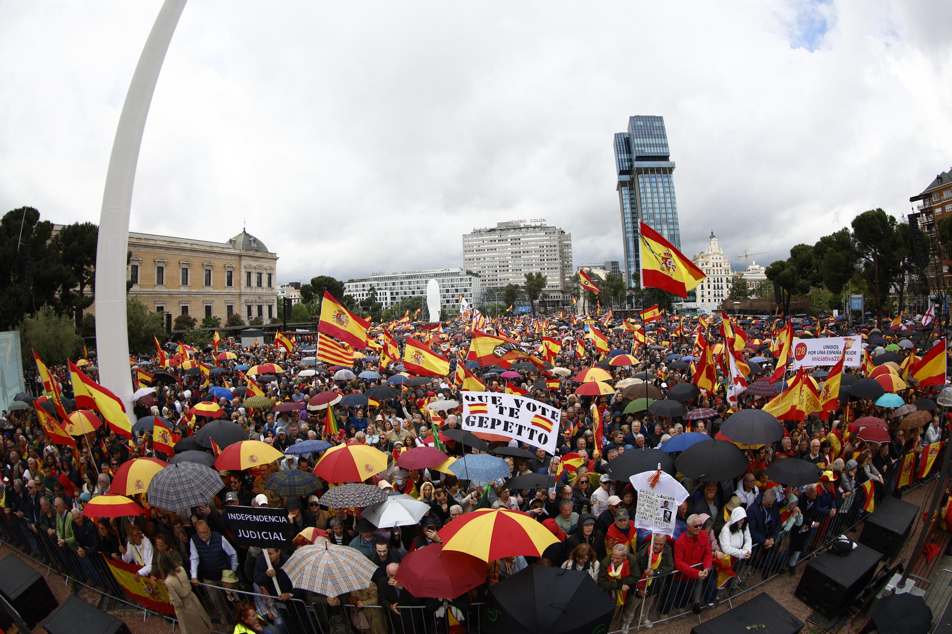MAADRID, 10/05/2025.- Manifestación organizada por la Plataforma por la España Constitucional con el lema 'Por la dignidad de España. Sánchez dimisión, elecciones ya' este sábado en la Plaza de Colón de Madrid. EFE/Rodrigo Jiménez