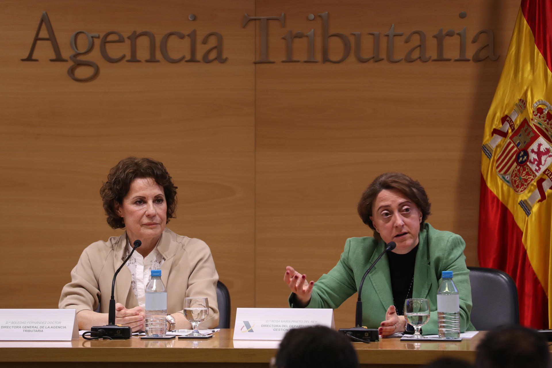 La directora general de la Agencia Tributaria, Soledad Fernández Doctor y la directora del Departamento de Gestión, Rosa Prieto del Rey, durante la presentación de la Campaña del IRPF 2024. EFE/ Alberto Aguado