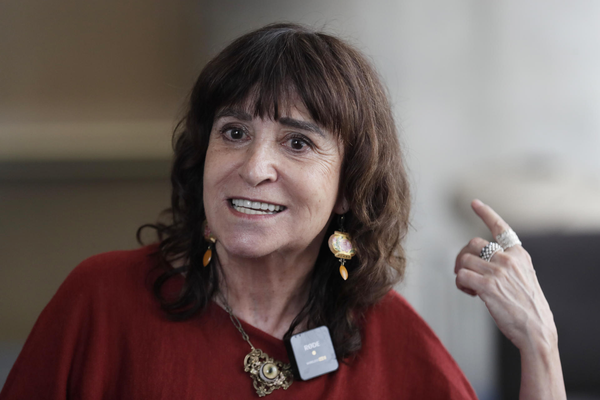 Fotografía del 29 de abril de 2025 de la escritora española Rosa Montero hablando durante entrevista con EFE, en Bogotá (Colombia). EFE/ Carlos Ortega
