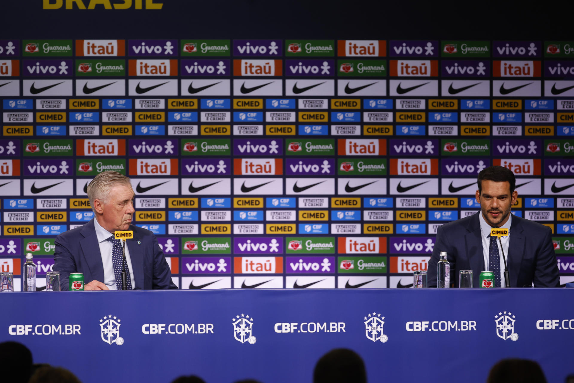 El entrenador italiano Carlo Ancelotti (i), acompañado del presidente de la Confederación Brasileña de Fútbol (CBF), Samir Xaud, participa en una rueda de prensa en Rio de Janeiro (Brasil). EFE/ Antonio Lacerda