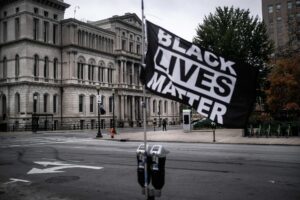 Una bandera de Black Lives Matter ondea en el centro de Louisville, Kentucky, EE.UU., en una fotografía de archivo. EFE