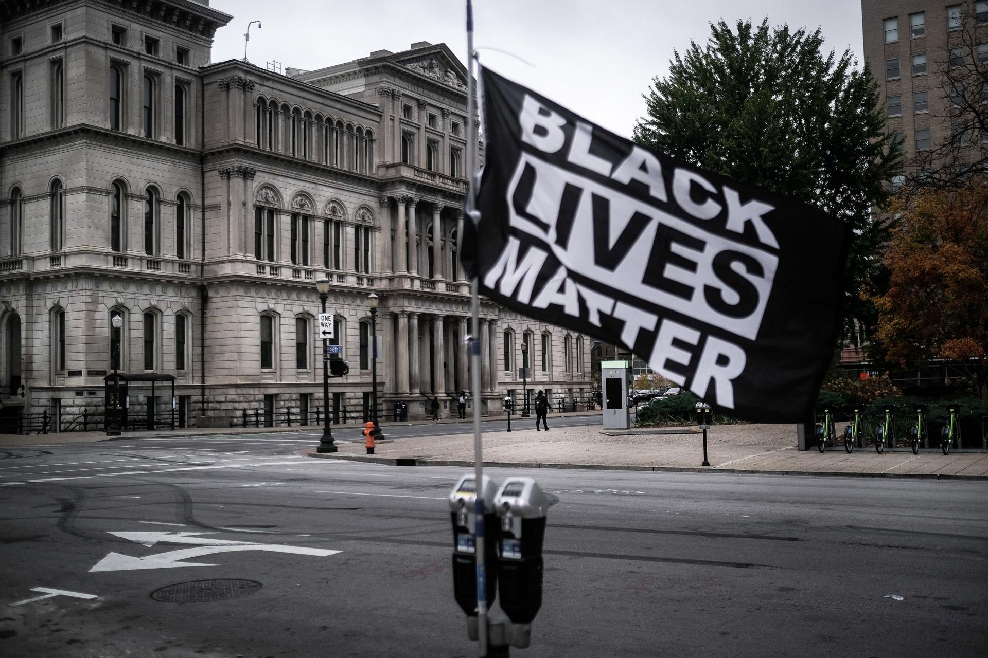 Una bandera de Black Lives Matter ondea en el centro de Louisville, Kentucky, EE.UU., en una fotografía de archivo. EFE