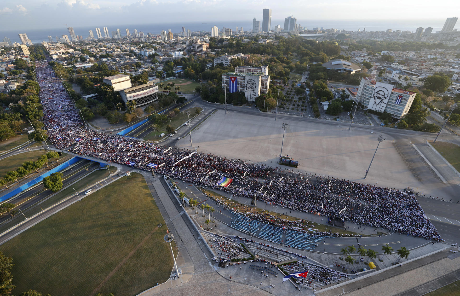 Fotografía de personas participando en el desfile del Primero de Mayo este jueves, en la Habana (Cuba). EFE/ Ernesto Mastrascusa