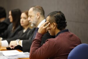 La Audiencia de Bizkaia ha celebrado este lunes la cuarta sesión del juicio contra el acusado (d) de matar a un hombre y de sustraer después dinero de sus cuentas en 2021. EFE/ Miguel Toña
