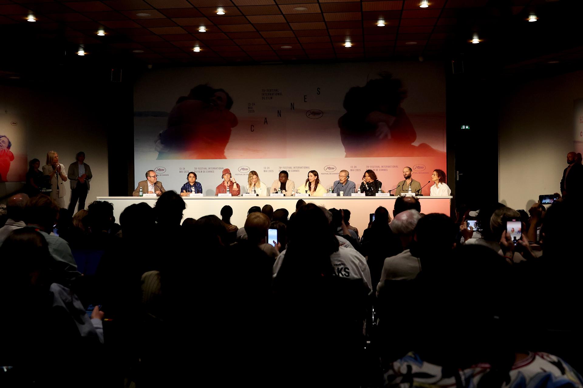 (De izq. a dcha.) Didier Allouch y miembros del jurado: la directora india Payal Kapadia, el actor estadounidense Jeremy Strong, la actriz italiana Alba Rohrwacher, el cineasta congoleño Dieudo Hamadi, la actriz francesa y presidenta del jurado Juliette Binoche, el director surcoreano Hong Sang-soo, la actriz estadounidense Halle Berry, el director mexicano Carlos Reygadas y la escritora franco-marroquí Leila Slimani asisten a una rueda de prensa antes de la inauguración del 78º Festival de Cine de Cannes, en Cannes, Francia, el 13 de mayo de 2025. El festival de cine se celebra del 13 al 24 de mayo de 2025. (Cine, Francia) EFE/EPA/TRISTAN FEWINGS / POOL *** Leyenda local *** CANNES, FRANCIA - 13 DE MAYO: (De izq. a dcha.) Didier Allouch y miembros del jurado Payal Kapadia, Jeremy Strong, Alba Rohrwacher, Dieudo Hamadi, Juliette Binoche, Hong Sang-soo, Halle Berry, Carlos Reygadas y Leïla Slimani asisten a la conferencia de prensa del jurado en el 78º Festival de Cine de Cannes el 13 de mayo de 2025 en Cannes, Francia. (Foto de Tristan Fewings/Getty Images)