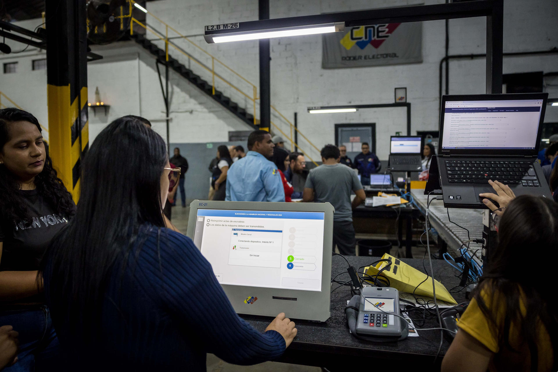 Fotografía del 18 de mayo de 2025 de miembros del Consejo Nacional Electoral en auditoria de maquinas electorales en Caracas (Venezuela). EFE/ Miguel Gutiérrez