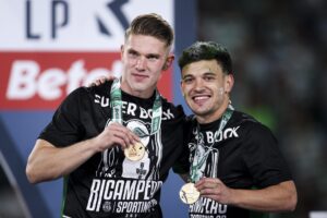 Los portugueses del Sporting CP Viktor Gyokeres (I) y Pedro Goncalves celebran el título en Lisboa. EFE/EPA/FILIPE AMORIM