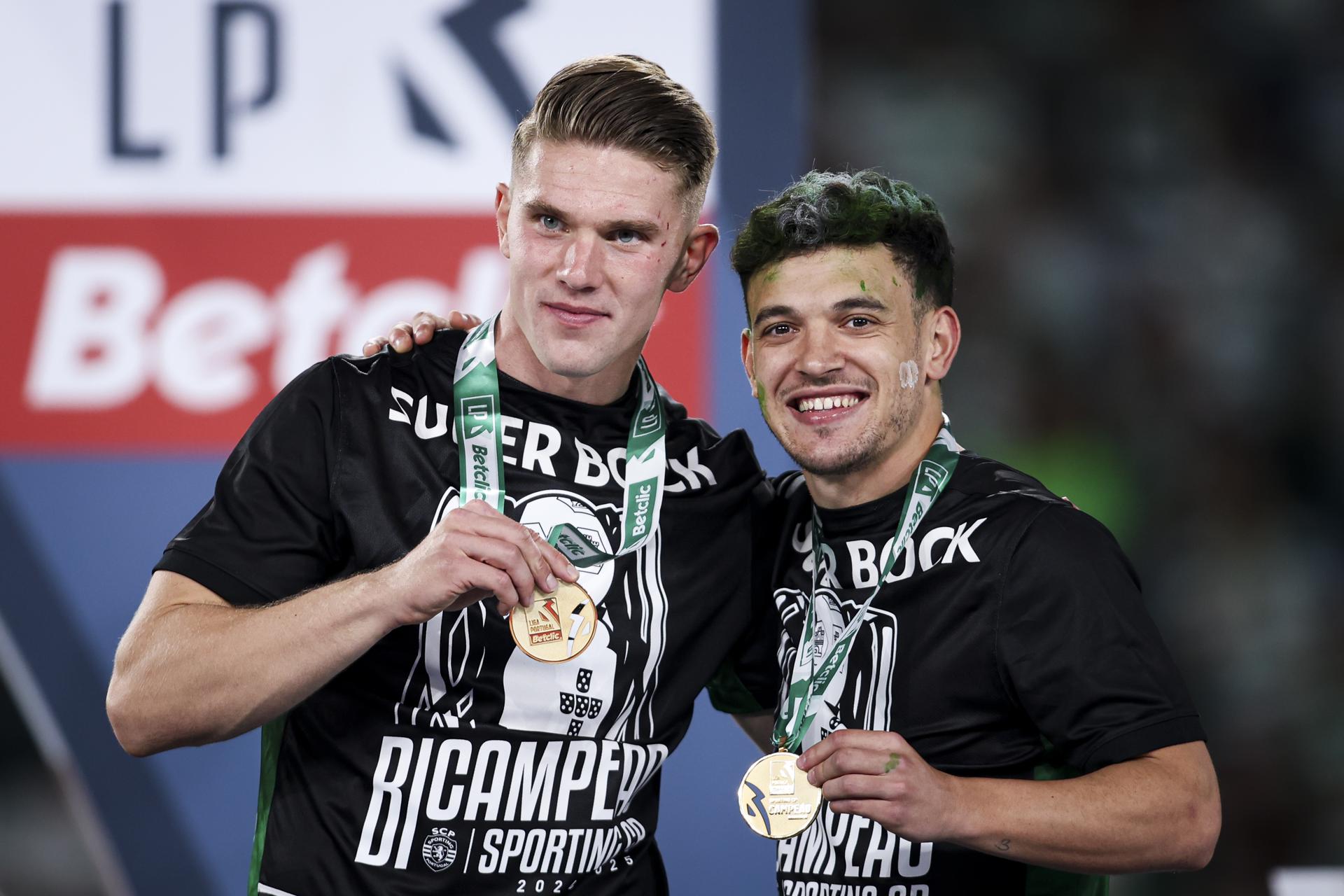 Los portugueses del Sporting CP Viktor Gyokeres (I) y Pedro Goncalves celebran el título en Lisboa. EFE/EPA/FILIPE AMORIM