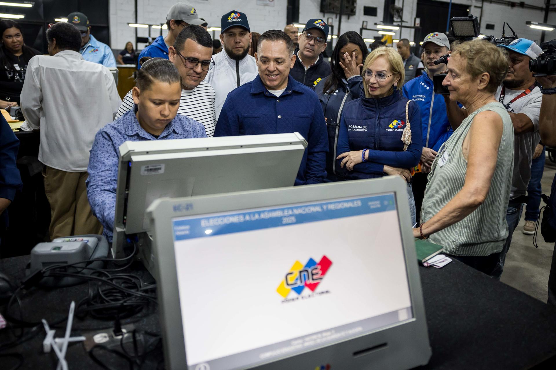 El vicepresidente del Consejo Nacional Electoral (CNE), Carlos Quintero (c), observa el proceso de auditoría de producción de máquinas de votación este domingo, en Caracas (Venezuela). EFE/ Miguel Gutiérrez