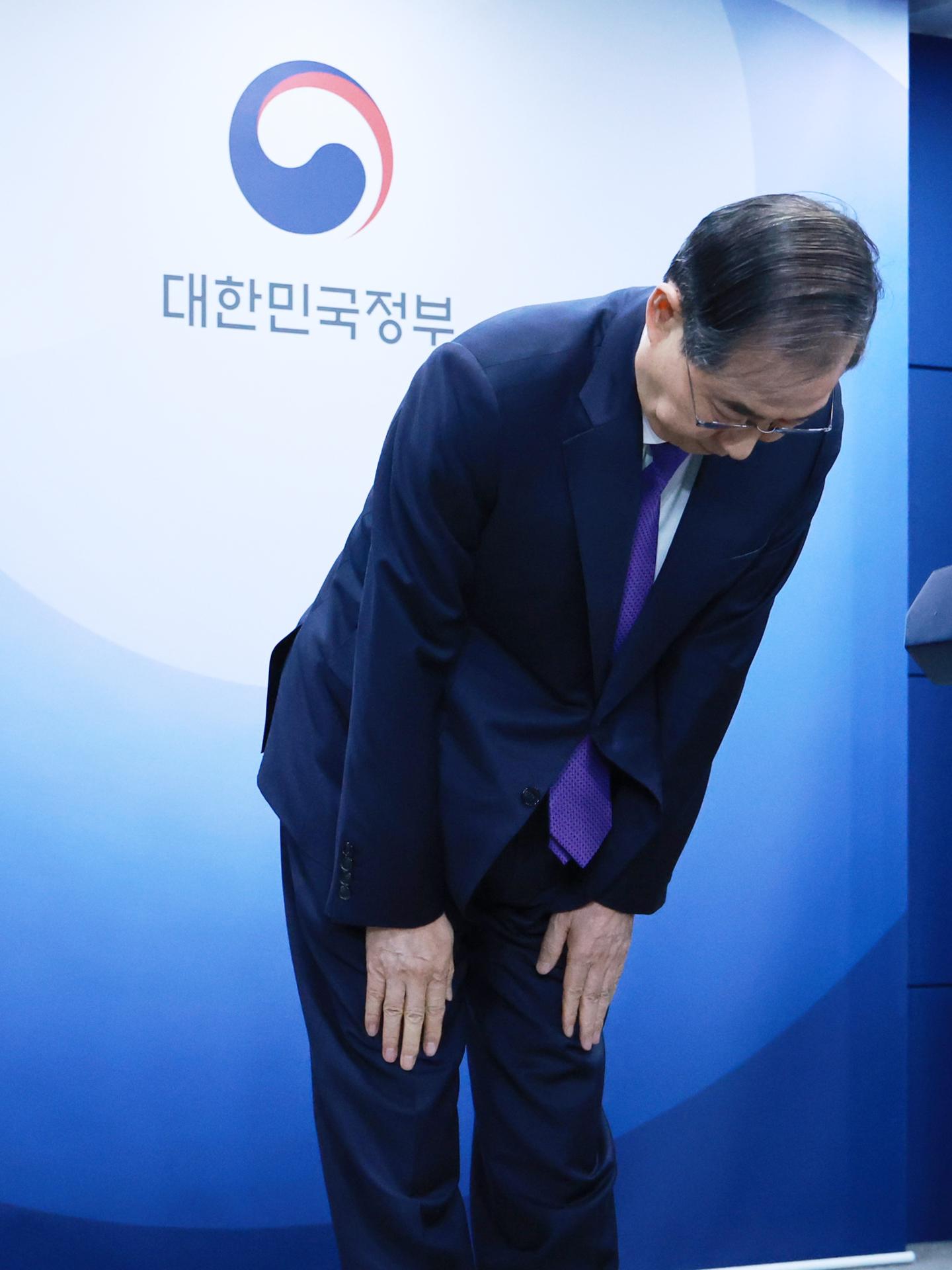 El presidente interino y primer ministro surcoreano Han Duck-soo hace una reverencia tras pronunciar un discurso a la ciudadanía en el complejo gubernamental de Seúl, Corea del Sur, el 01 de mayo de 2025, para expresar su voluntad de dimitir, indicando que se presentaría a las elecciones presidenciales del 3 de junio. (Elecciones, Corea del Sur, Seúl) EFE/EPA/YONHAP SOUTH KOREA OUT
//////////
SEOUL (Korea, Republic Of), 01/05/2025.- South Korean acting President and Prime Minister Han Duck-soo bows after delivering an address to the public at the government complex in Seoul, South Korea, 01 May 2025, to express his willingness to resign, indicating he would run for the June 3 presidential election. (Elecciones, Corea del Sur, Seúl) EFE/EPA/YONHAP SOUTH KOREA OUT