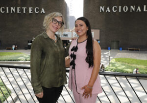 La directora de cine y profesora del Departamento de Estudios Socioculturales del ITESO, Alana Simões (i), posa con la profesora Celeste Pérez (d) al termino de una entrevista con EFE en Ciudad de México (México). EFE/ Mario Guzmán