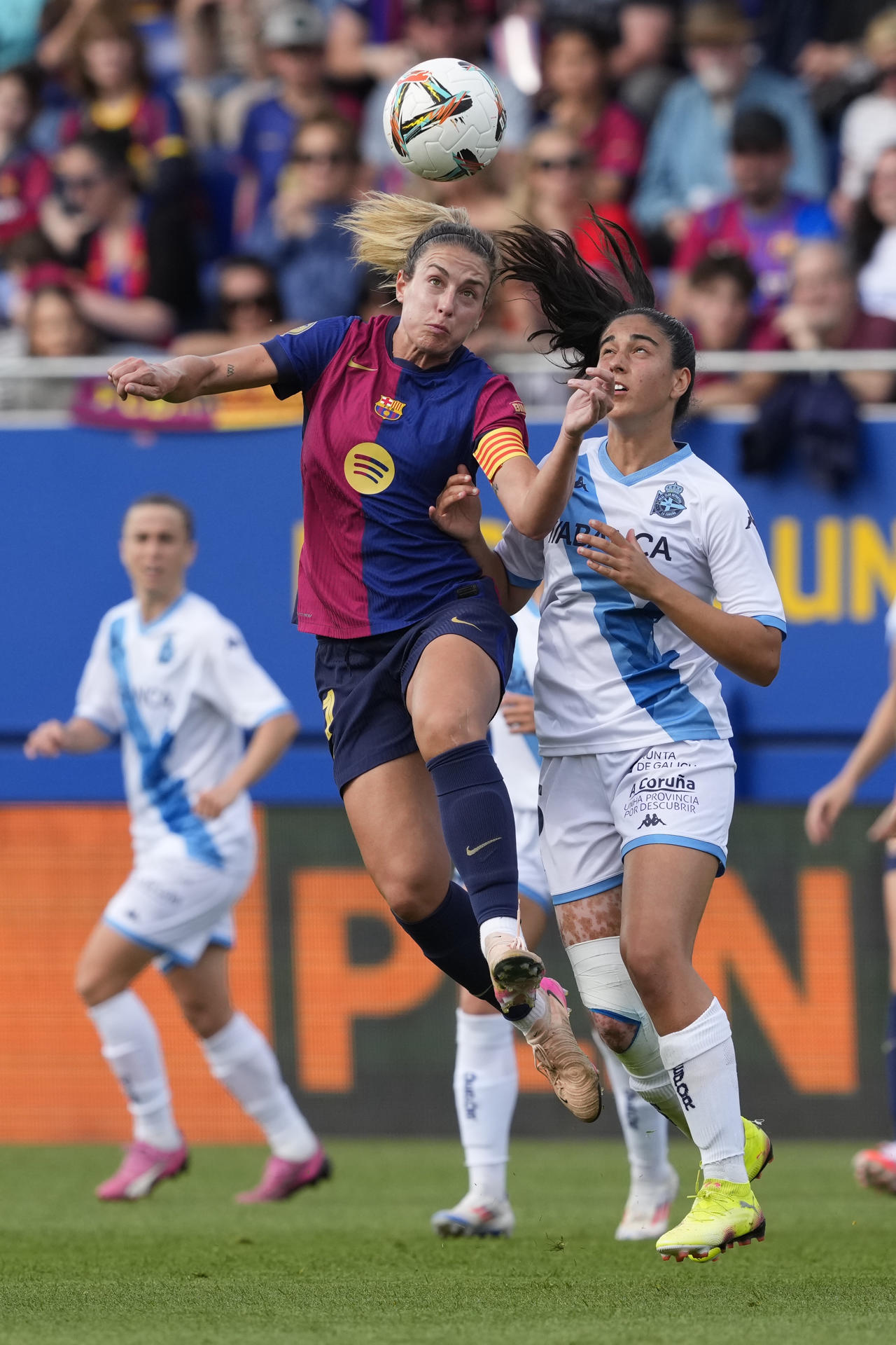 La centrocampista del Barcelona Alexia Putellas (i) pelea un balón ante la centrocampista del Deportivo Marina Artero (d) este domingo, durante la jornada 28 de la Liga F, entre el FC Barcelona y el RC Deportivo de La Coruña, en el Estadi Johan Cruyff en Sant Joan Despí, provincia de Barcelona. EFE/ Alejandro García