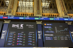 Imagen de este martes de la Bolsa de Madrid, que cierra con un ascenso del 1,59 % y supera los 14.300 puntos, situándose en niveles de enero de 2008, con 14.323,4 enteros. EFE/Altea Tejido