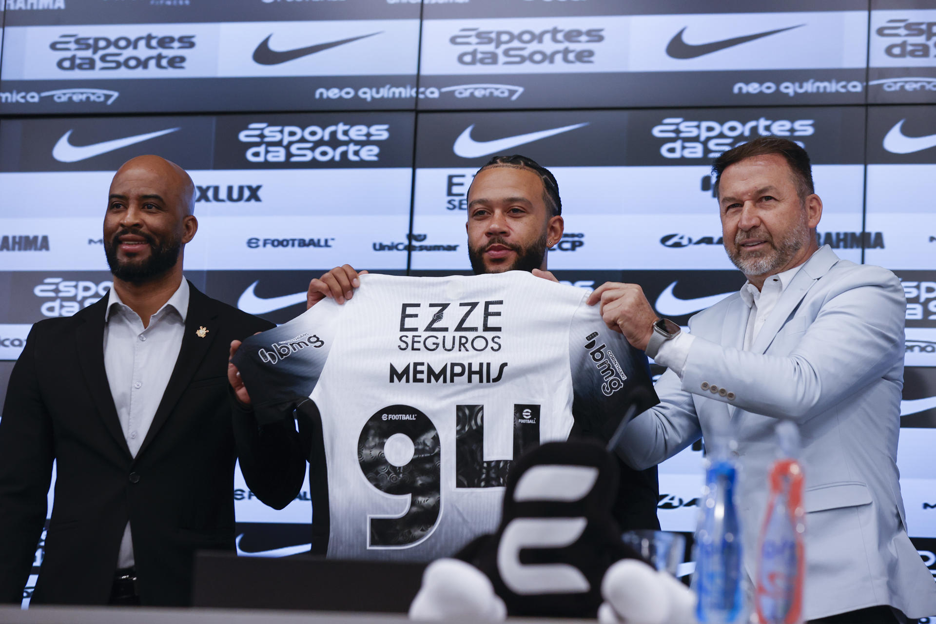 Augusto Melo (d), presidente del Corinthians, durante la presentación del jugador neerlandés Memphis Depay (c) en 2024. Melo ha sido destituido de su cargo de forma temporal al ser acusado de corrupción. EFE/ Sebastião Moreira