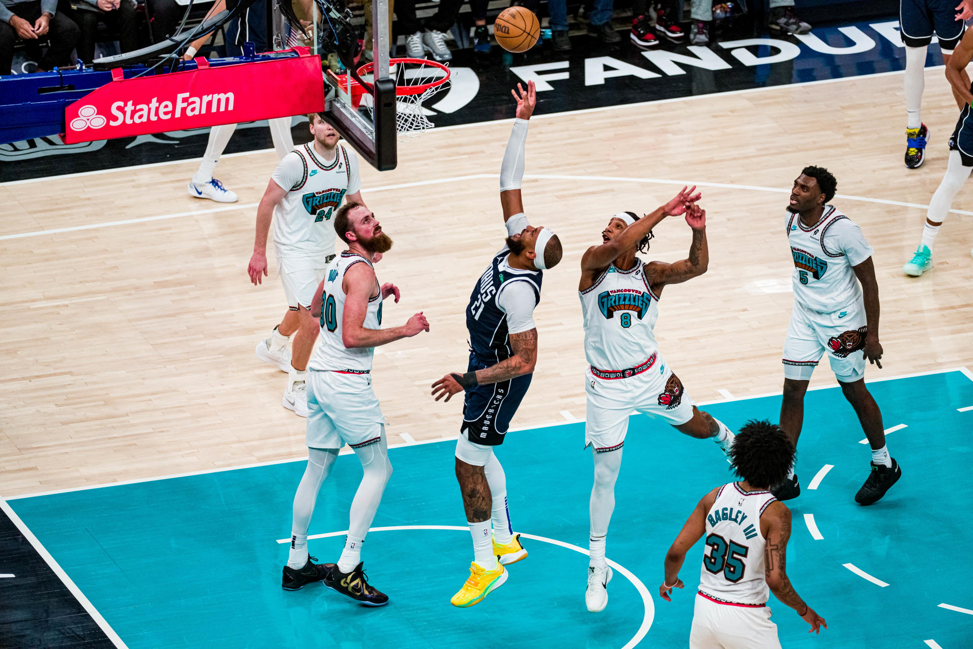 Imagen de archivo en la que Daniel Gafford (c) de Dallas Mavericks lanza la pelota durante el partido de baloncesto entre los Dallas Mavericks y los Memphis Grizzlies, en el FedEx Forum de Memphis (Estados Unidos). EFE/ Matthew A. Smith