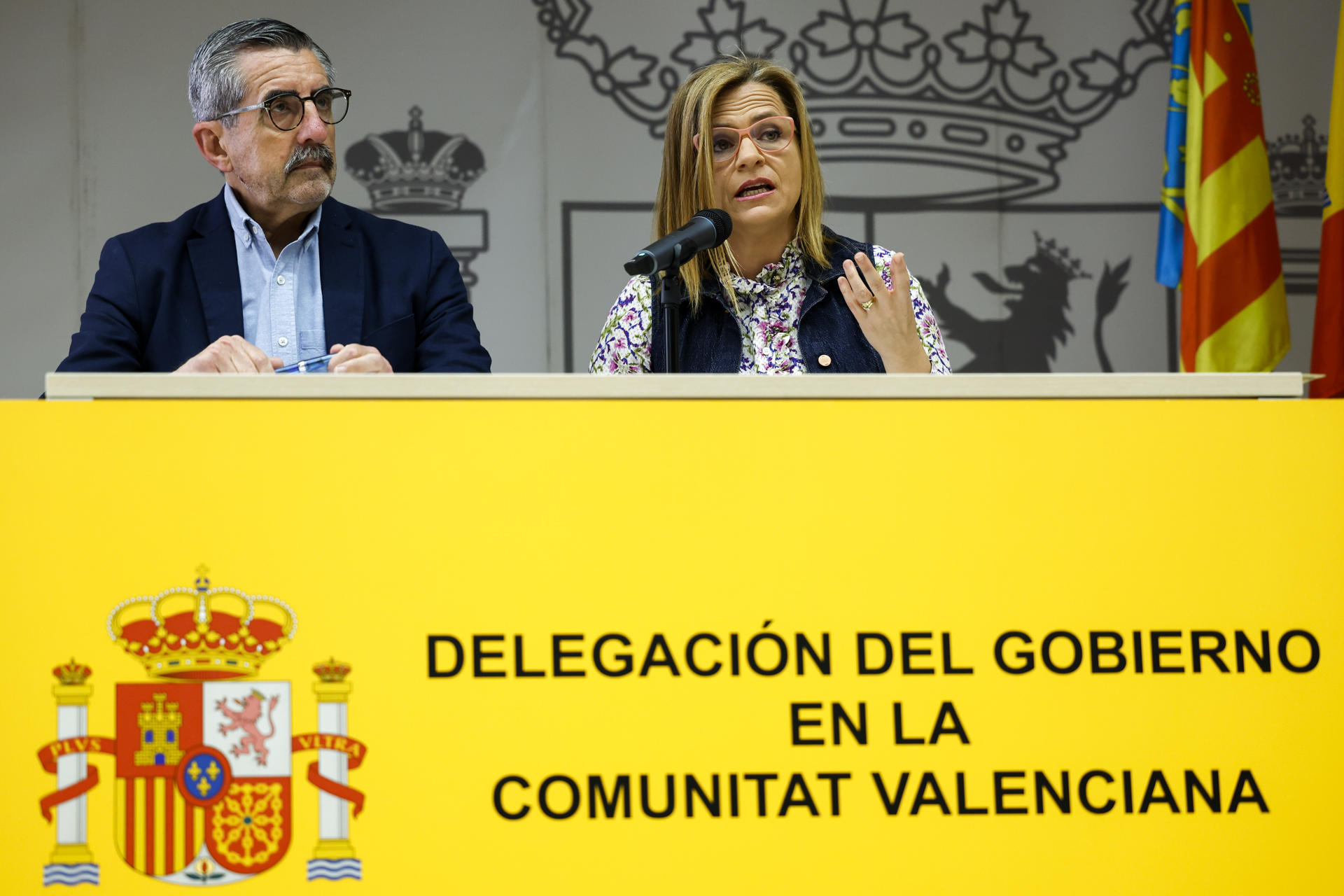 La delegada del Gobierno en la Comunitat Valenciana, Pilar Bernabé, acompañada por el comisionado del Gobierno para la reconstrucción, José María Ángel, durante su comparecencia en la que han hecho balance de la acción del Gobierno de España seis meses después de las inundaciones causadas por la dana del 29 de octubre. EFE/Ana Escobar