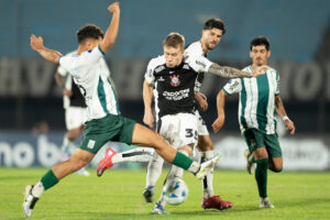 El brasileño Charles Matos (c) ,de Corinthians, intenta el remate ante la maraca cerrada de defensores de Racing durante el partido de la quinta jornada de la Copa Sudamericana en el estadio Centenario de Montevideo que los visitantes ganaron este jueves por 0-1. EFE/ STR