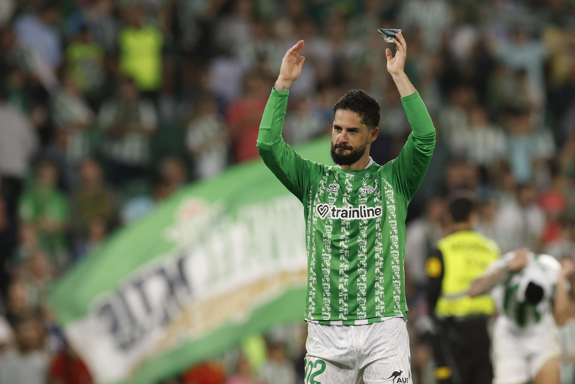 El centrocampista del Betis Isco Alarcón, al término del partido de la última jornada de LaLiga de fútbol contra el Valencia. EFE/Julio Muñoz