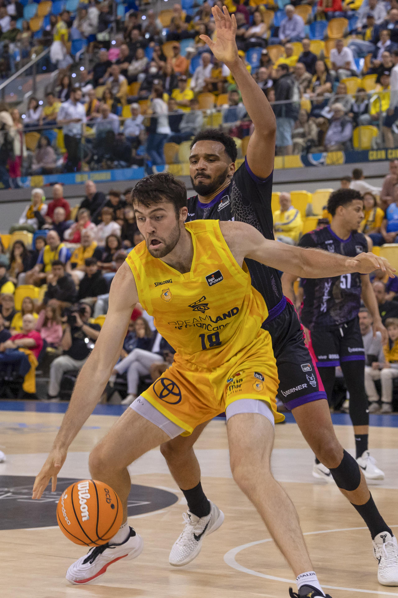 El pívot esloveno del Dreamland Mike Tobey (i) en acción ante el alero francés del Covirán Amine Noua este sábado, durante la jornada 30 de la Liga Endesa, entre el Dreamland Gran Canaria y el Covirán Granada, en el Gran Canaria Arena. EFE/ Quique Curbelo