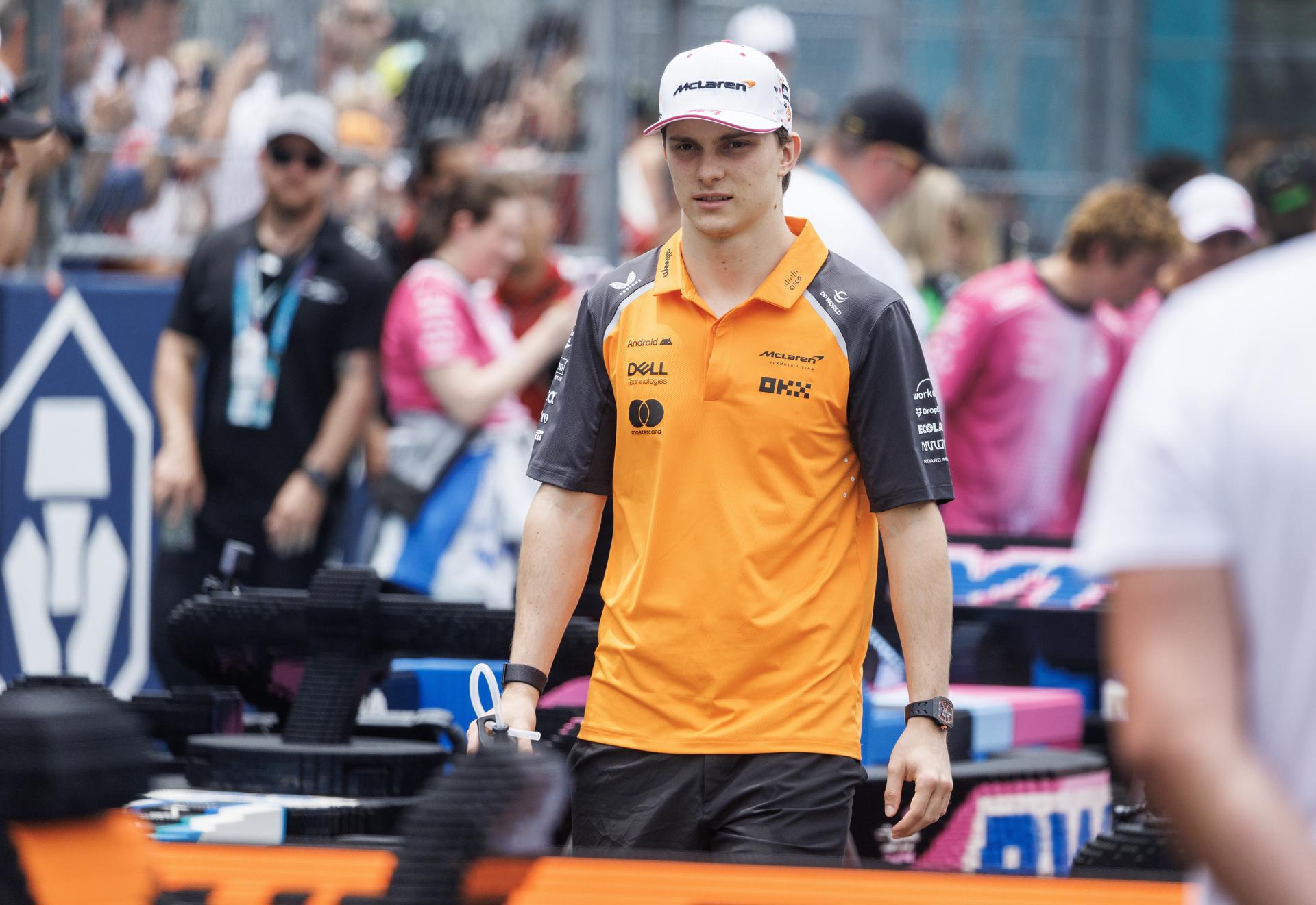 El piloto de McLaren Oscar Piastri, asiste al desfile de pilotos de Fórmula Uno antes del inicio del Gran Premio de Fórmula 1 de Miami. EFE/EPA/CRISTOBAL HERRERA-ULASHKEVICH