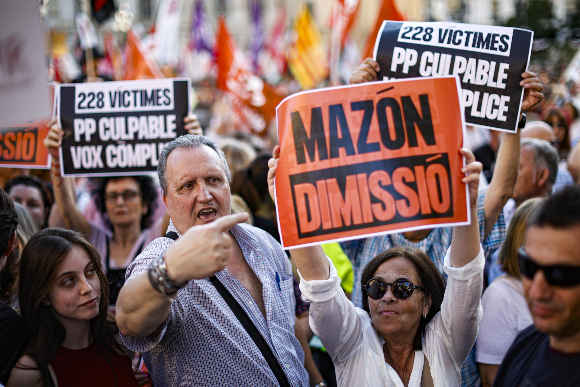La séptima manifestación para pedir la dimisión del president de la Generalitat, Carlos Mazón, por su gestión de la dana del 29 de octubre, convocada por más de 200 entidades cívicas, sociales y sindicales, junto con las asociaciones de víctimas de la dana y los comités locales de emergencia y reconstrucción, reclama, en el día en el que se cumplen siete meses de la tragedia, "un trato digno para las personas afectadas, verdad y justicia". EFE/Biel Aliño