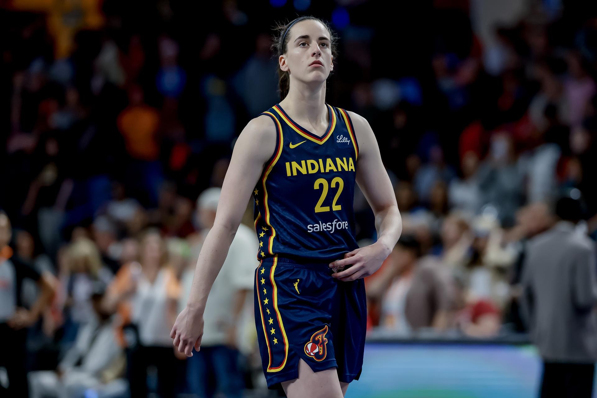 La escolta de las Indiana Fever, Caitlin Clark, camina por la cancha durante el partido de baloncesto de pretemporada de la WNBA entre su equipo y el Atlanta Dream en College Park, Georgia, EE.UU. EFE/EPA/ERIK S. LESSER