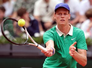 El italiano Jannik Sinner, durante el partido de tercera ronda que ganó al checo Jiri Lehecka en Roland Garros. EFE/TERESA SUAREZ