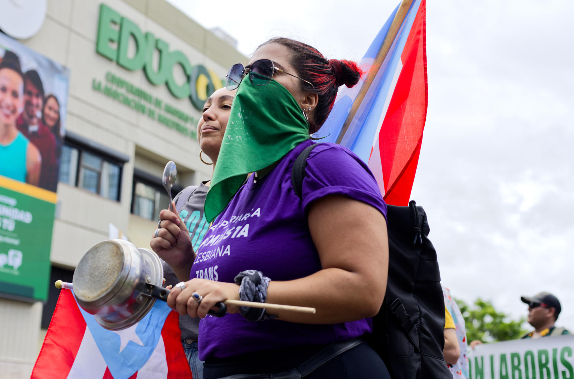 Personas participan en la marcha del Primero de Mayo en conmemoración del Día Internacional de los Trabajadores este jueves, en San Juan (Puerto Rico). EFE/Thais Llorca