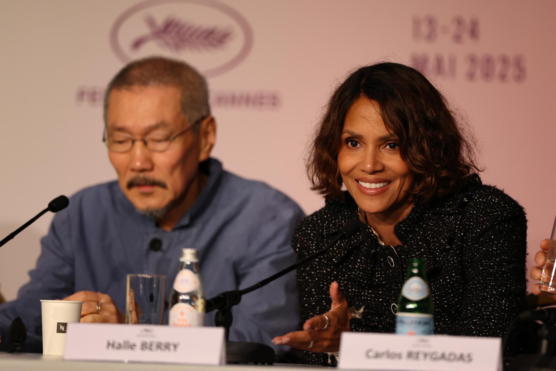 Miembros del jurado El director surcoreano Hong Sang-soo (I) y la actriz estadounidense Halle Berry (D) asisten a una conferencia de prensa antes de la inauguración del 78º Festival de Cine anual de Cannes, en Cannes, Francia, el 13 de mayo de 2025. El festival de cine se celebra del 13 al 24 de mayo de 2025. (Cine, Francia) EFE/EPA/TRISTAN FEWINGS / POOL *** Leyenda local ***