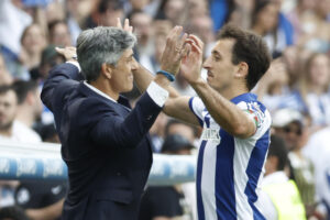 El delantero de la Real Sociedad Mikel Oyarzábal (d) celebra el segundo gol de su equipo con el entrenador Imanol Alguacil durante el partido de LaLiga entre la Real Sociedad y el Girona, este domingo en el estadio Reale Arena. EFE/ Javier Etxezarreta