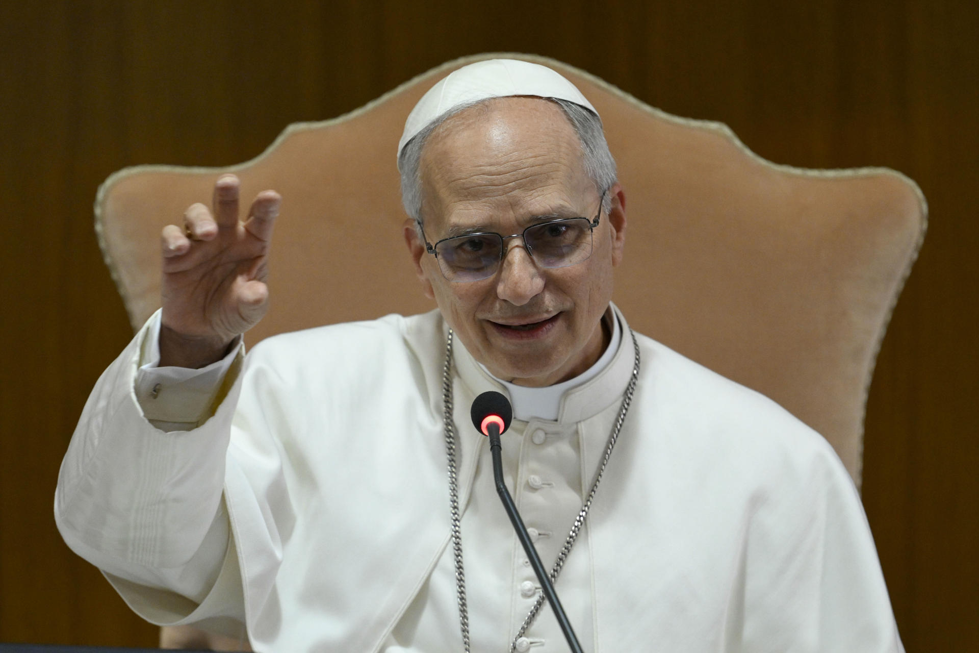 El papa León XIV mantuvo este sábado un encuentro con los cardenales que dos días antes le eligieron como el 267 pontífice de la Iglesia católica. EFE/Simone Risoluti/Dicasterio para la Comunicación del Vaticano SOLO USO EDITORIAL/SOLO DISPONIBLE PARA ILUSTRAR LA NOTICIA QUE ACOMPAÑA (CRÉDITO OBLIGATORIO)