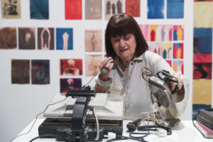 La artista Marisa González durante la presentación este martes de la exposición antológica 'Marisa González. Un modo de hacer generativo', en el Museo Reina Sofía. EFE/Alberto Aguado