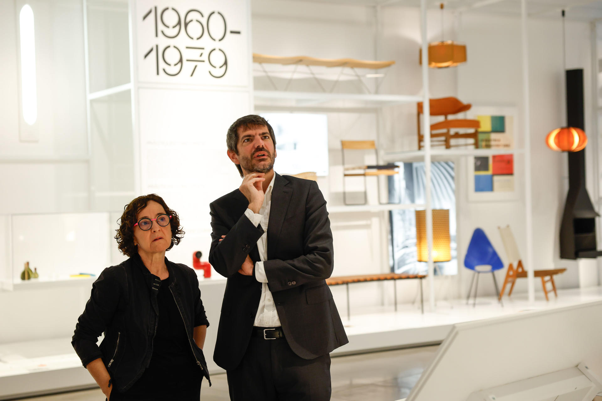 El ministro de Cultura, Ernest Urtasun (d), junto a Teresa Bastardes, jefa de Colecciones del Museu Disseny Hub Barcelona, durante la visita que ha realizado este sábado con motivo de la Noche Europea de los Museos, que se celebra este sábado, y el Día Internacional de los Museos, que se celebra mañana domingo 18 de mayo. EFE/ Toni Albir