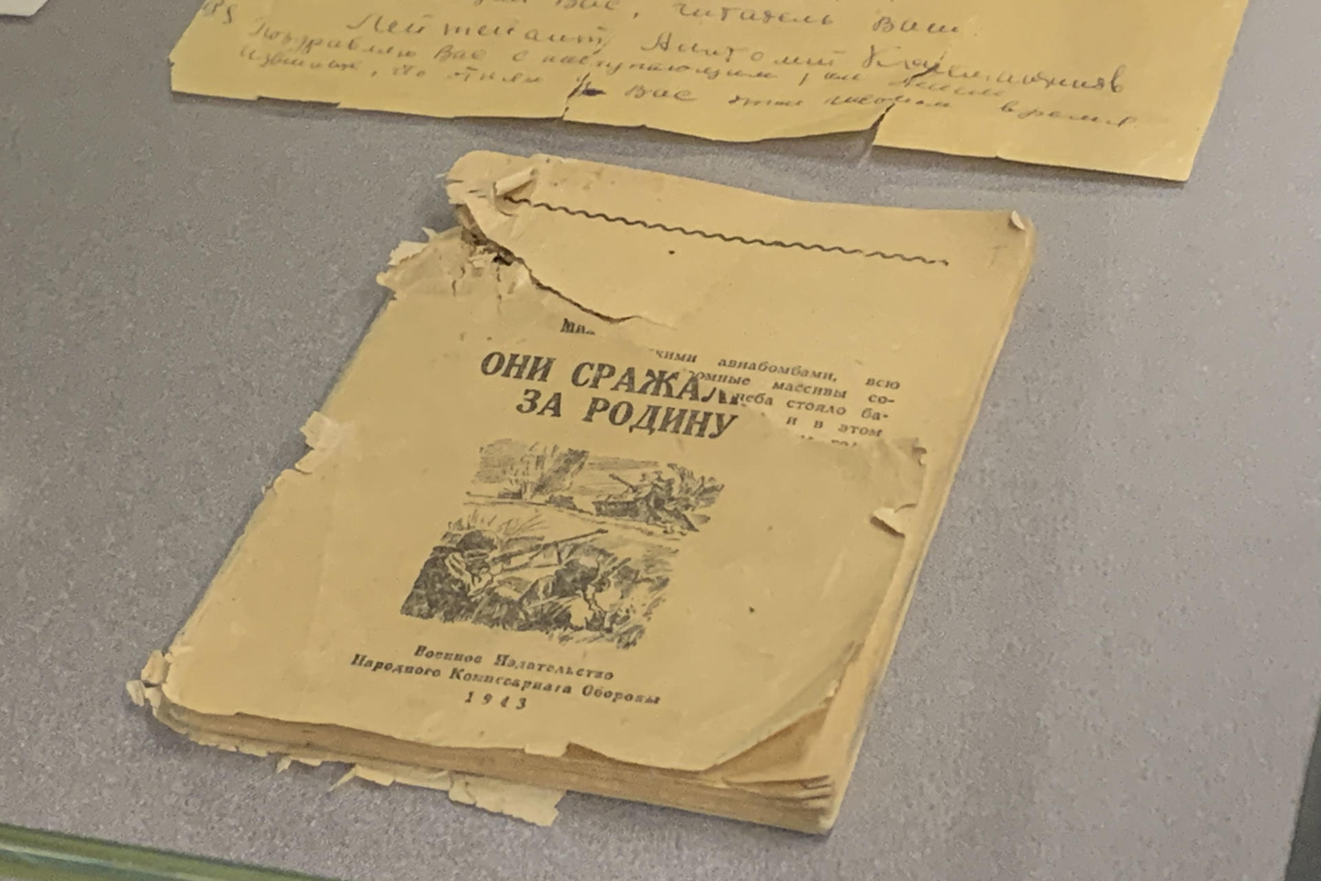 La obra del premio Nobel de Literatura soviético Mijaíl Shólojov durante la II Guerra Mundial se expone estos días al público en el Museo de la Victoria de Moscú para ofrecer a los visitantes más detalles sobre la vida del célebre autor de 'El Don apacible'. La exposición, en la imagen el ejemplar de un libro suyo dañado por una mina, que encontraron entre las pertenencias de un soldado fallecido, organizada con ocasión del 120 aniversario del nacimiento del escritor, que se cumple este sábado, incluye más de 50 piezas, entre ellas objetos personales de Shólojov, cartas de soldados a nombre del escritor, así como páginas mecanografiadas de su novela 'Ellos lucharon por la Patria' con correcciones a mano.-EFE/ Anush Janbabian