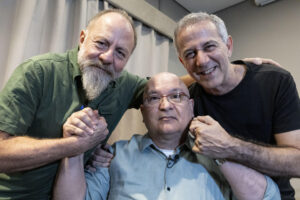 Los integrantes de la banda brasileña Os Paralamas do Sucesso, Herbert Vianna (c), Bi Ribeiro (i) y João Barone, posan durante una entrevista con EFE en Sao Paulo (Brasil). EFE/ Sebastiao Moreira