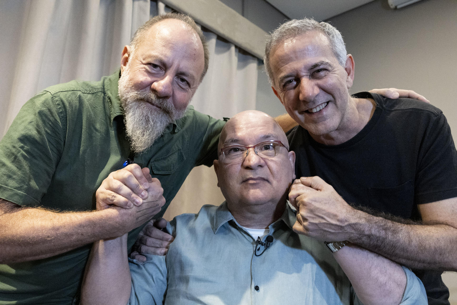 Los integrantes de la banda brasileña Os Paralamas do Sucesso, Herbert Vianna (c), Bi Ribeiro (i) y João Barone, posan durante una entrevista con EFE en Sao Paulo (Brasil). EFE/ Sebastiao Moreira