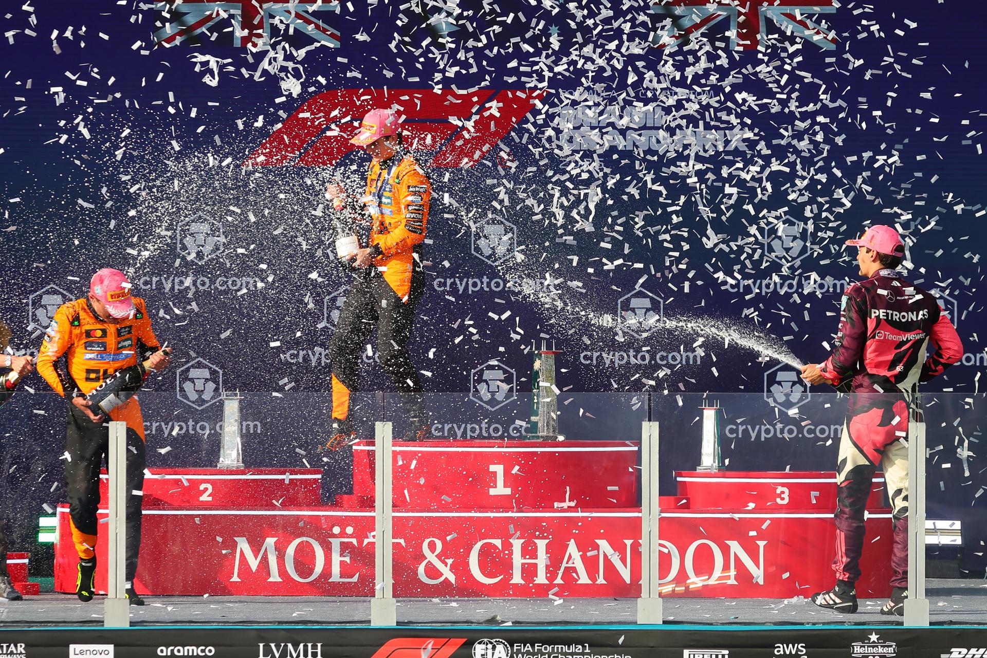 MIAMI GARDENS (United States), 05/05/2025.- El australiano Oscar Piastri (McLaren), que confirmó su candidatura al título al ganar este domingo el Gran Premio de Miami (EEUU), el sexto del Mundial de Fórmula Uno, en el podio del circuito diseñado en torno al Hard Rock Stadium de la citada localidad del estado de Florida junto a su compañero Lando Norris -segundo- y otro ingles, George Russell, de Mercedes, que fue tercero. EFE/EPA/CRISTOBAL HERRERA-ULASHKEVICH