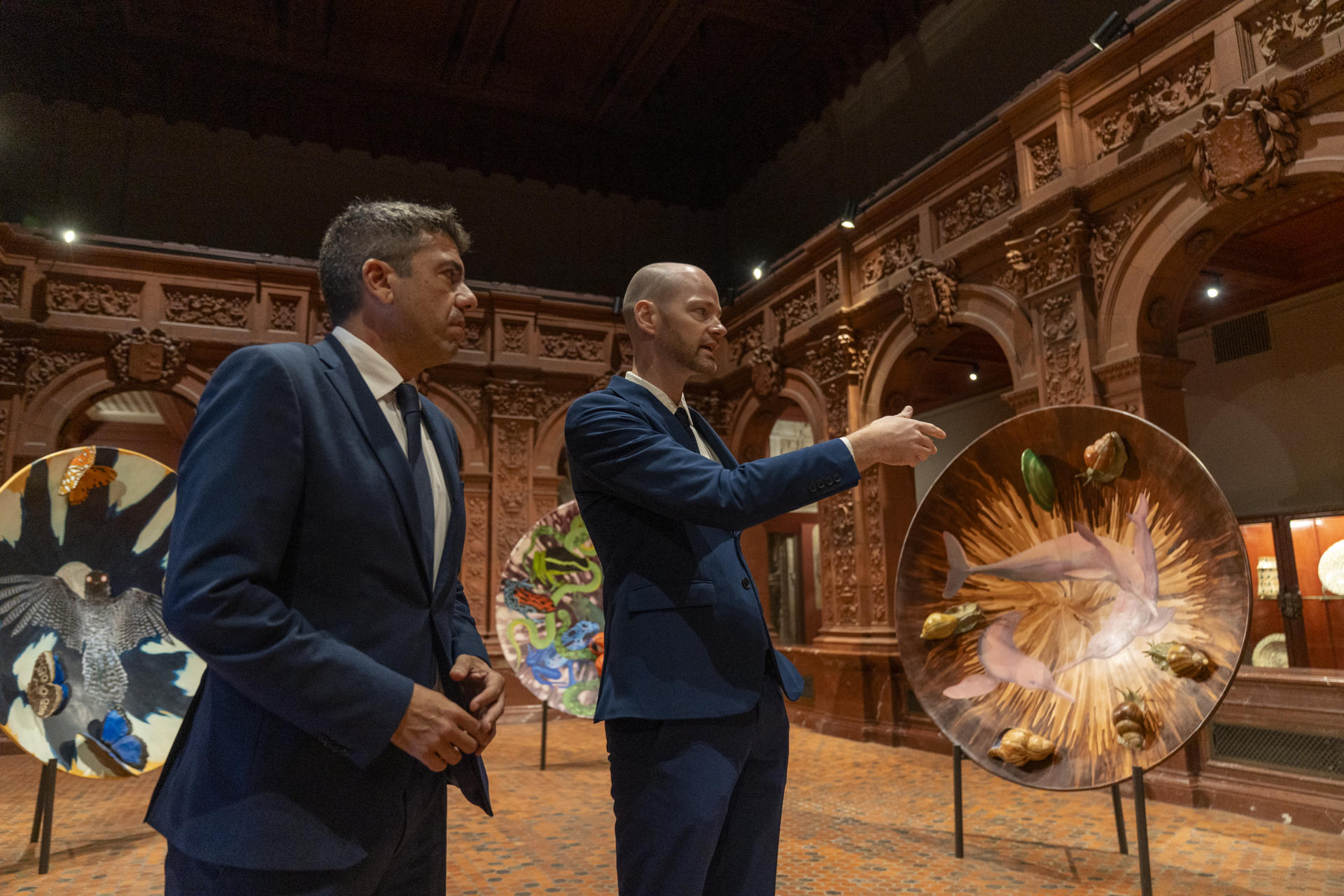 El presidente de la Generalitat valenciana, Carlos Mazón (i), y el director de la Hispanic Society, Guillaume Kientz, recorren el museo este jueves, en Nueva York (Estados Unidos). Carlos Mazón aseguró que está más cerca de recuperar un vuelo directo entre EE.UU. y Valencia y que es "una de las prioridades" para las empresas valencianas y el turismo de la región. EFE/ Angel Colmenares