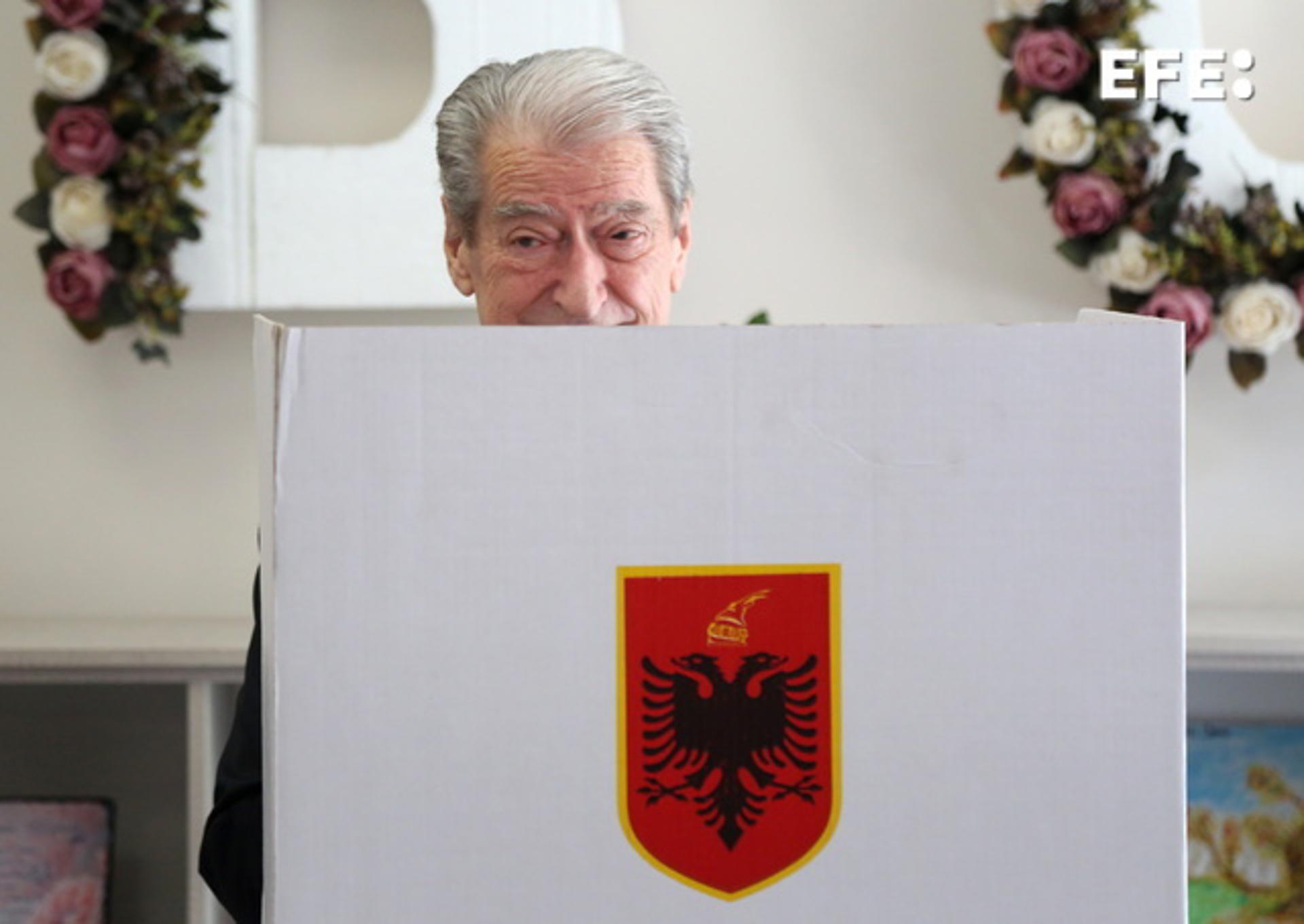 TIRANA (Albania), 11/05/2025.- El lider del Partido Democrático, Sali Berisha, se prepara para votar en las elecciones generales en Albania.. (Elecciones) EFE/EPA/MALTON DIBRA