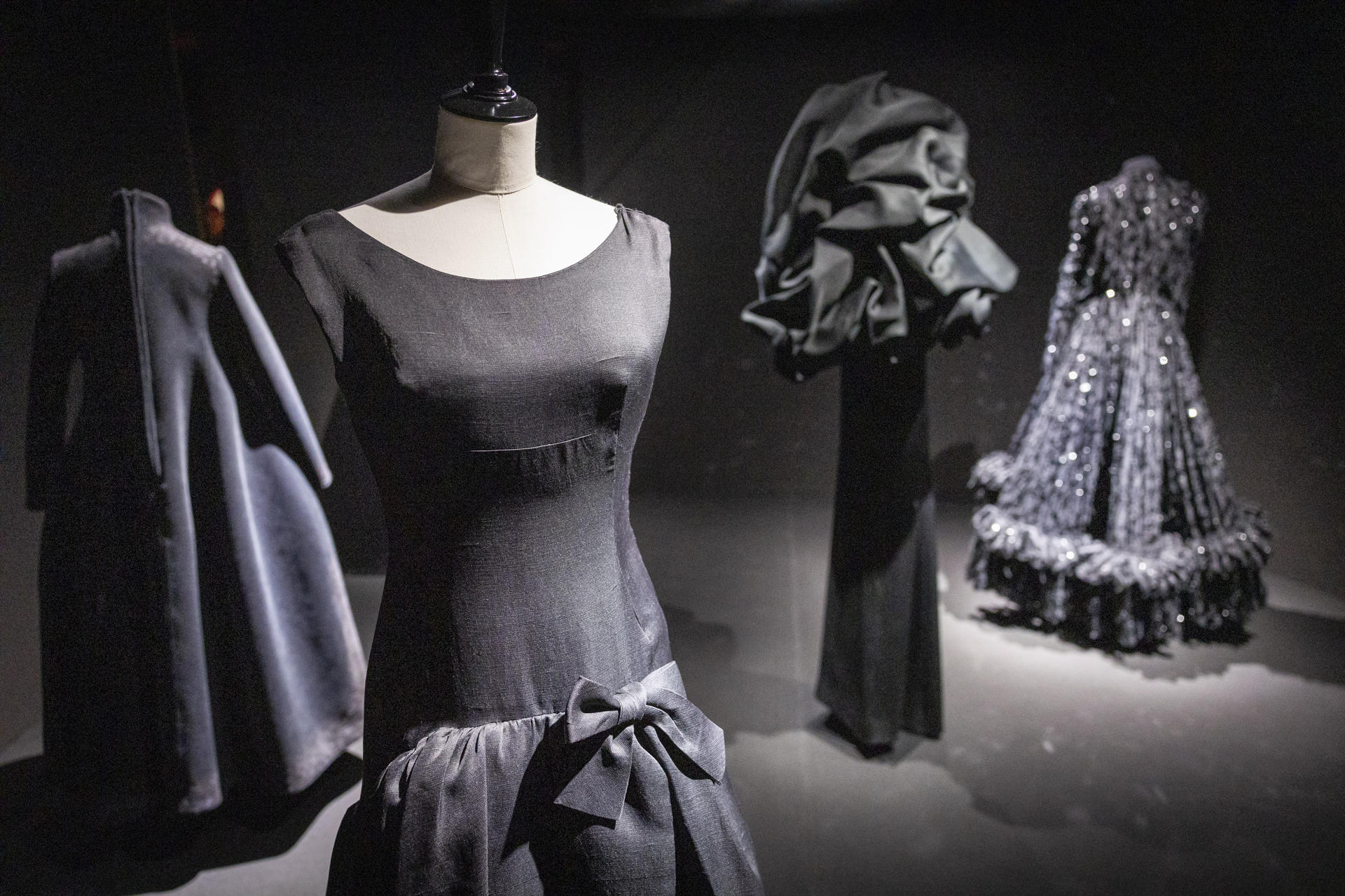 Vista de las piezas expuestas desde este jueves en el Museo Balenciaga de Getaria (Gipuzkoa), que con el título 'Las sutilezas de un diálogo' es la primera muestra de la marca Balenciaga en un museo, en este caso en el dedicado al modisto Cristóbal Balenciaga, y reúne 31 creaciones del propio modisto guipuzcoano y de Demma, el director creativo de la firma que lleva su nombre. EFE/Javier Etxezarreta