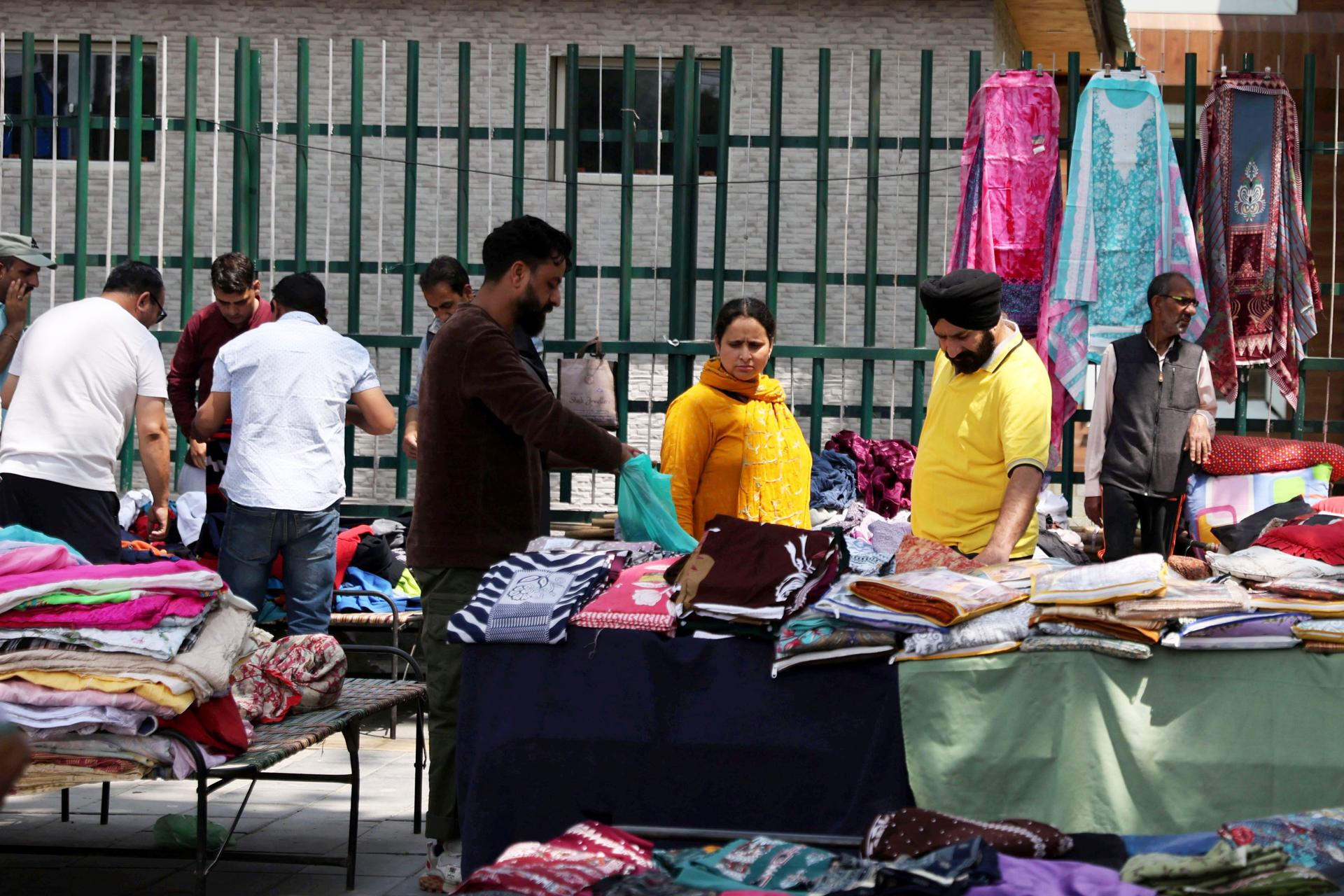 Unas personas compran en un mercado al aire libre en Srinagar, India, el 11 de mayo de 2025, tras el alto el fuego entre India y Pakistán, tras días de escalada militar. EFE/EPA/FAROOQ KHAN