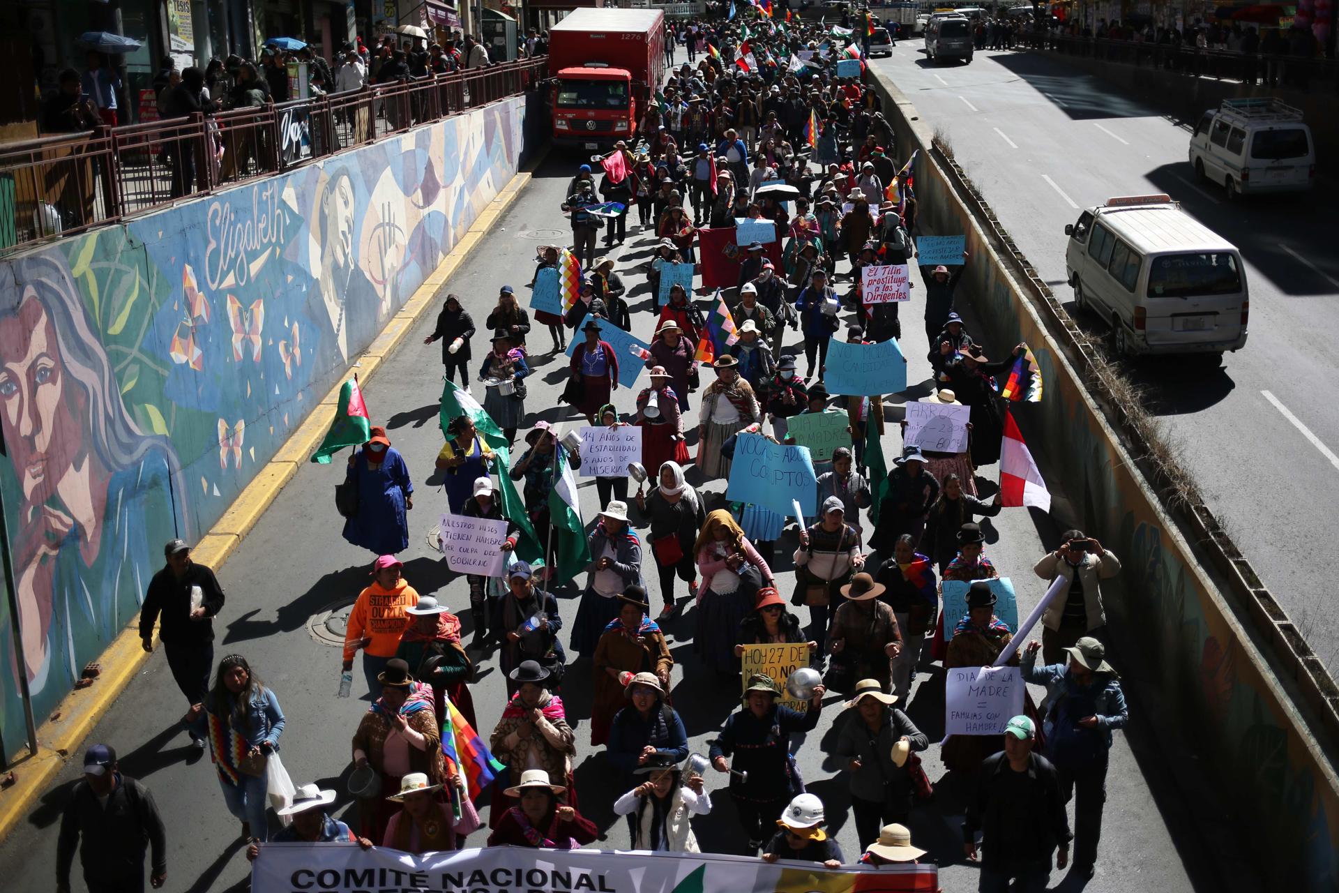 Simpatizantes del expresidente de Bolivia Evo Morales (2006-2019) marchan durante una protesta este martes, en La Paz (Bolivia). EFE/Luis Gandarillas