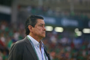 Fotografía de archivo del 07/06/2023 del entrenador de la selección de Guatemala, Luis Fernando Tena. EFE/ Francisco Guasco