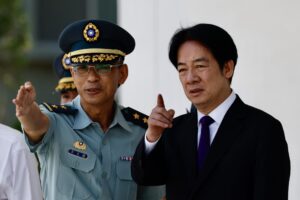 El presidente taiwanés, William Lai, observa un simulacro de desembarco en una base militar en Kaohsiung, Taiwán, el 16 de mayo de 2025. EFE/EPA/RITCHIE B. TONGO