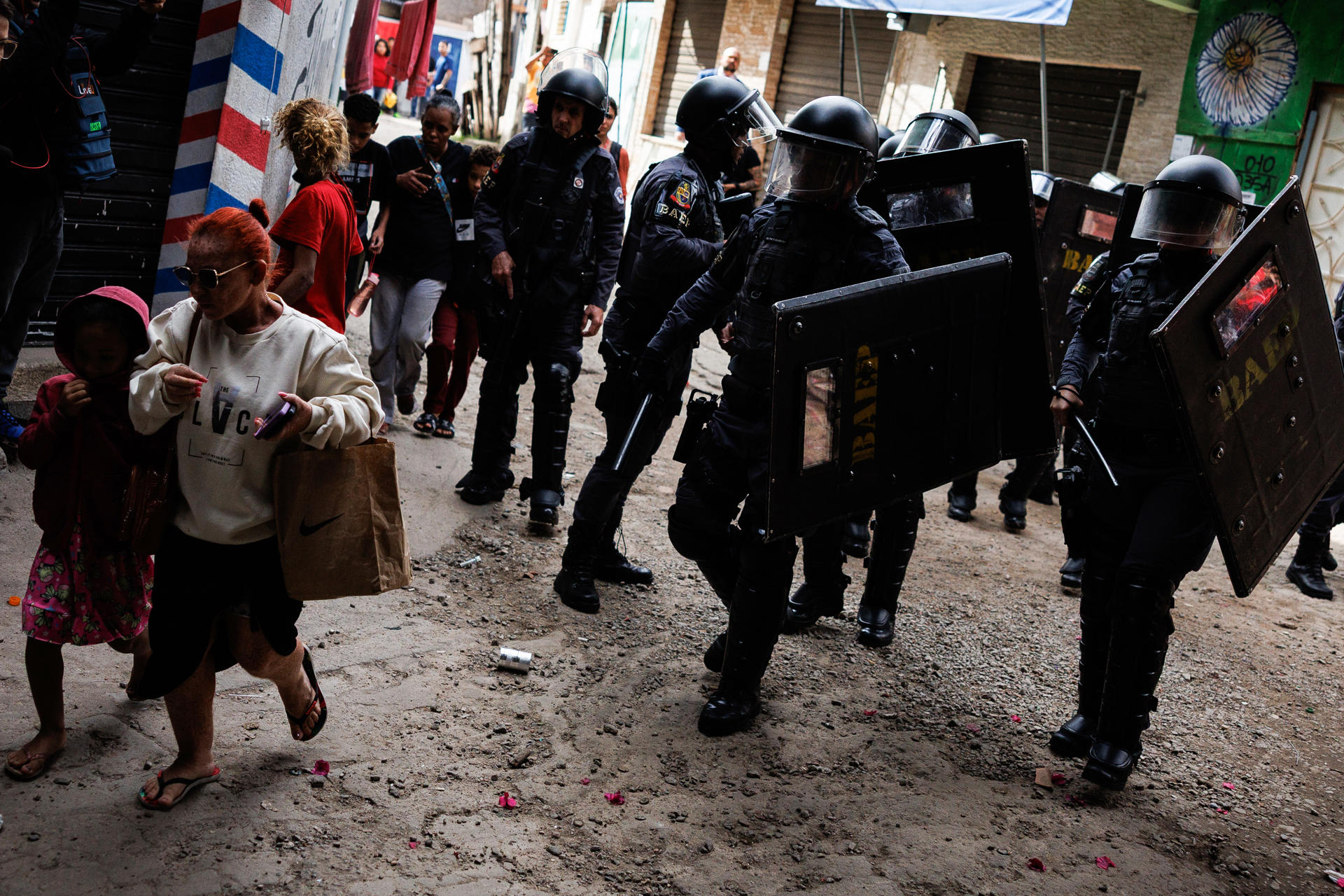Integrantes de la Policía fueron captados este martes, 13 de mayo, al ingresar a la favela Moinho, durante una manifestación en contra del desalojo de algunas familias, en Sao Paulo (Brasil). EFE/Isaac Fontana